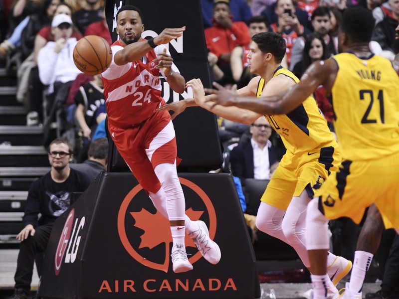 Na snímke zľava hráč Raptors Norman Powell