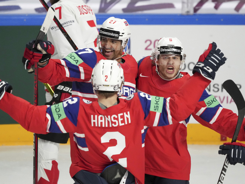 Andreas Martinsen oslavuje so spoluhráčmi gól Nórska do siete Kanady