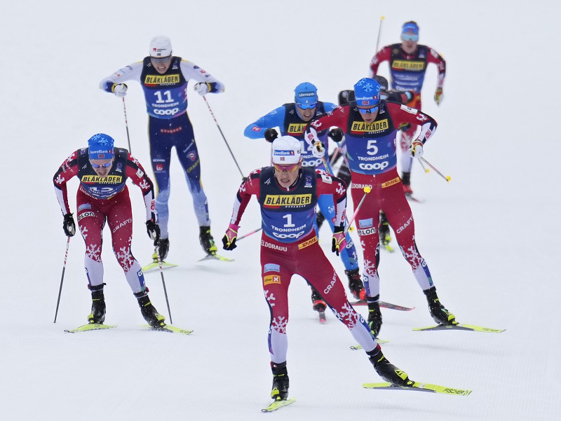Johannes Hoesflot Kläbo pred skupinkou prenasledovateľov