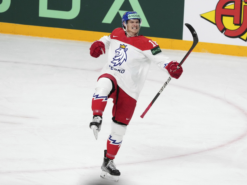 Český hráč Dominik Kubalík oslavuje po tom, ako skóroval proti Nórsku