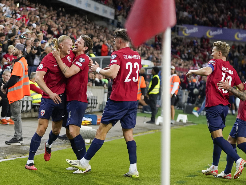 Hráči Nórska na čele s Erlingom Haalandom oslavujú gól