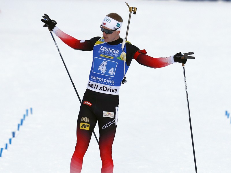 Johannes Thiungnes Bö prichádza do cieľa na 1. mieste