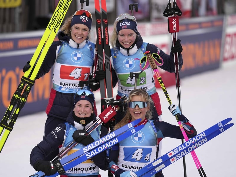 Víťazná nórska štafeta: Karoline Offigstad Knottenová, Ragnhild Femsteineviková, Marte Olsbuová Roeiselandová a Ingrid Landmark Tandrevoldová