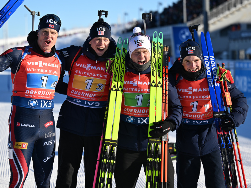 Vetle Sjaastad Christiansen, Martin Uldal, Johannes Dale-Skjevdal a Isak Leknes Frey po triumfe Nórska v Oberhofe