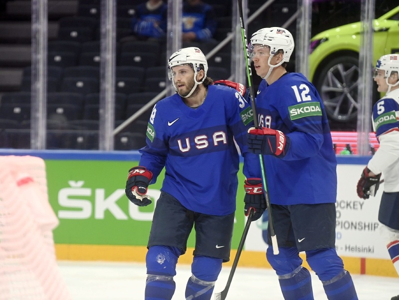 Americkí hokejisti zľava Ryan Hartman a Matthew Boldy sa tešia po strelení úvodného gólu do siete Nórska