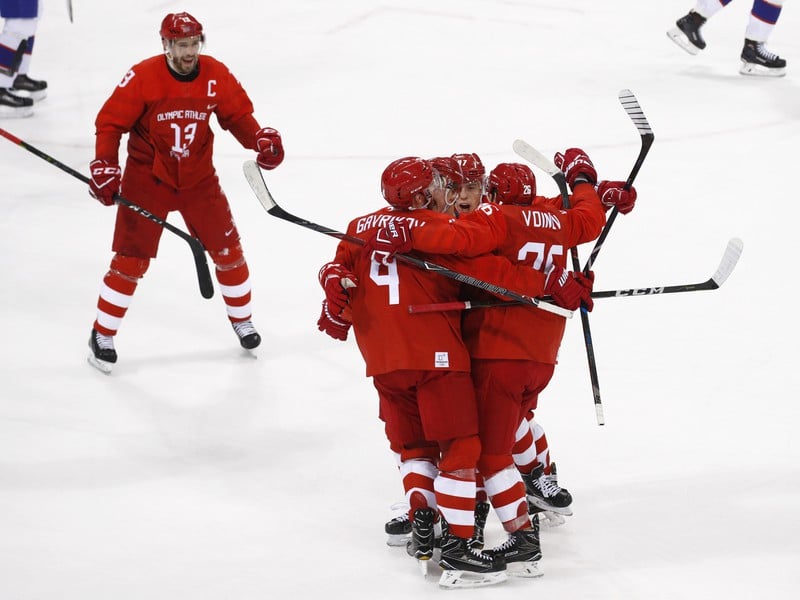 Ruskí hokejisti sa radujú z gólu