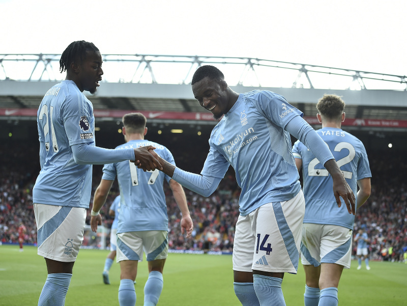 Hráči Nottinghamu Forest oslavujú gól