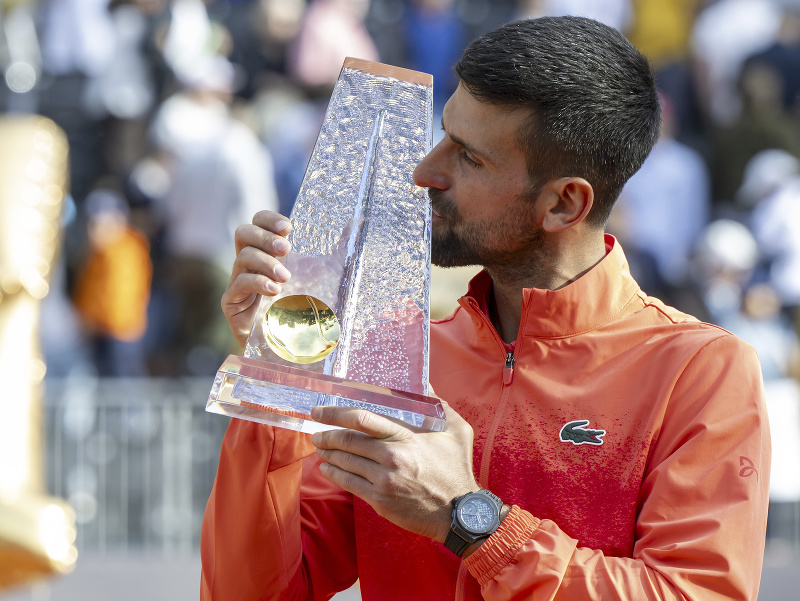 Novak Djokovič oslavuje zisk trofeje na ATP 250 v Ženeve
