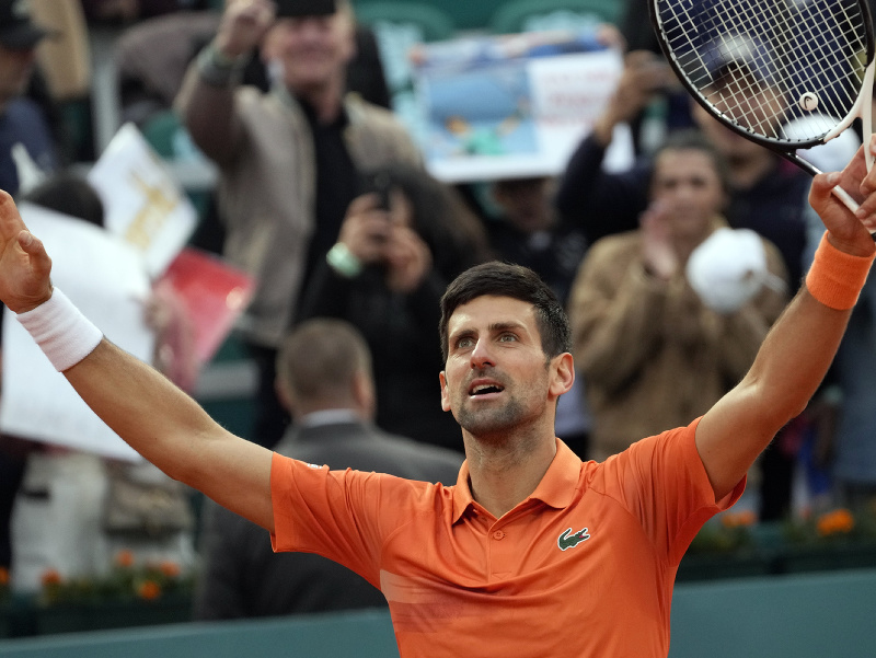 Novak Djokovič oslavuje postup do semifinále na turnaji v Belehrade