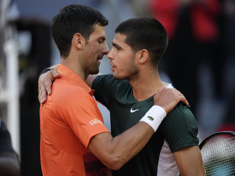 Španielsky tenista Carlos Alcaraz a Srb Novak Djokovič