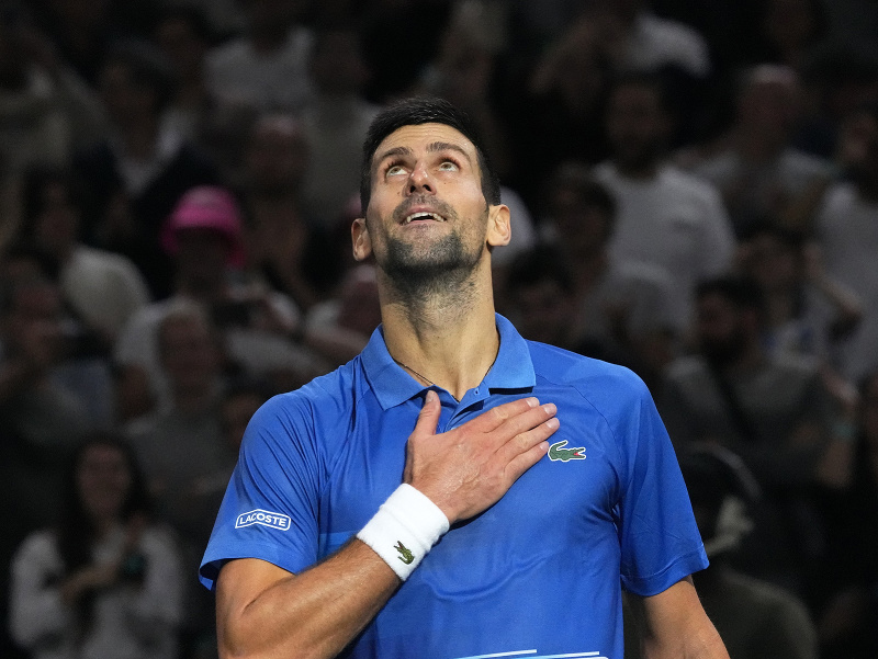 Srbský tenista Novak Djokovič sa teší po výhre nad Stefanosom Tsitsipasom z Grécka v semifinále mužskej dvohry na turnaji Masters 1000 v Paríži
