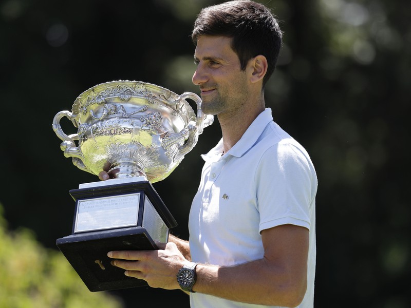 Novak Djokovič s trofejou Australian Open
