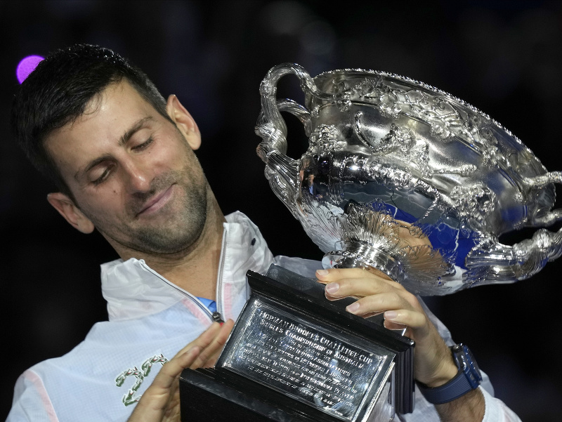Novak Djokovič s trofejou Norman Brookes Challenge Cup pre víťaza Australian Open