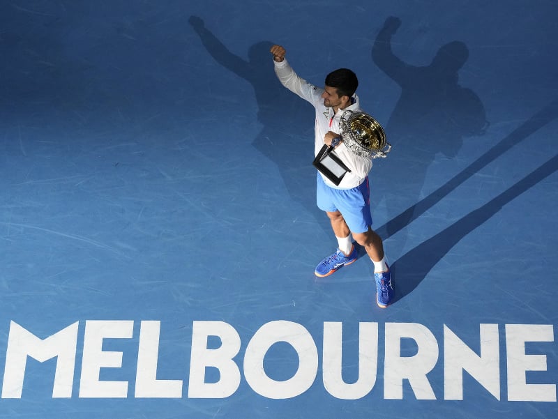 Srbský tenista Novak Djokovič s trofejou pre víťaza Australian Open