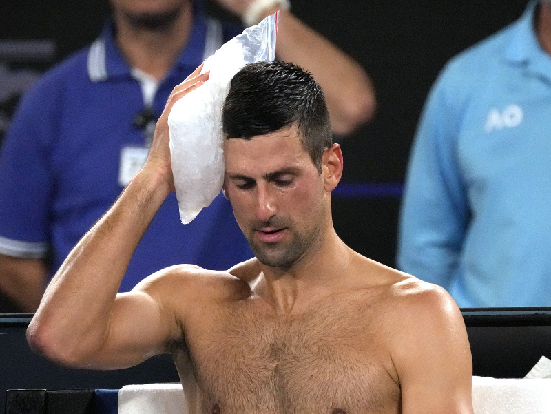 Novak Djokovič počas semifinále Australian Open