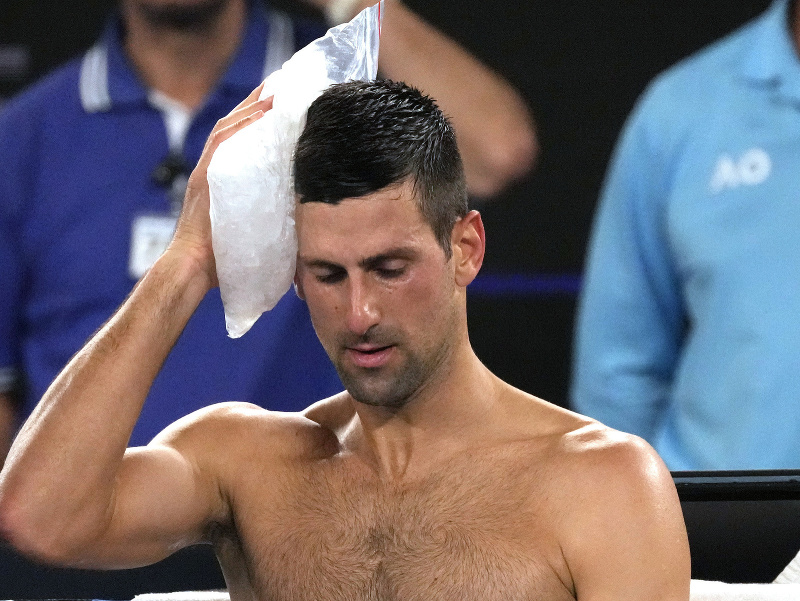 Novak Djokovič počas semifinále Australian Open