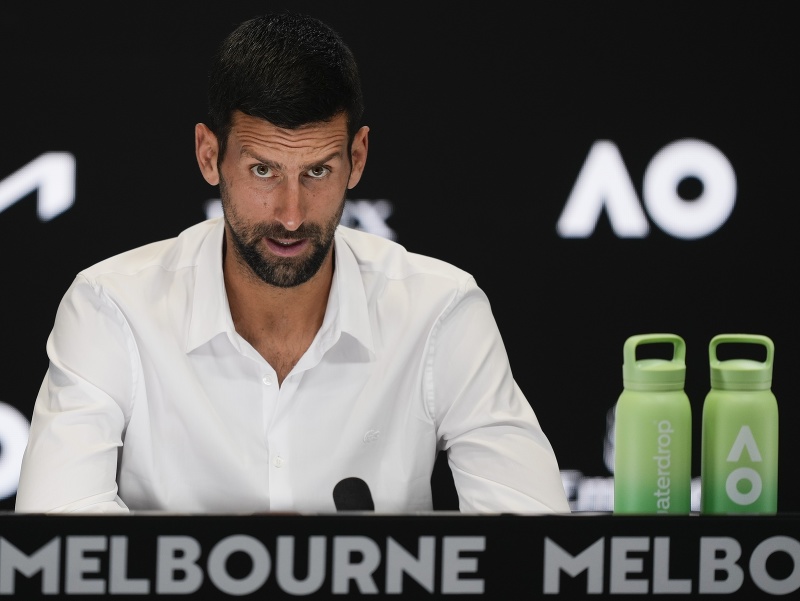 Srbský tenista Novak Djokovič počas tlačovej konferencie pred štartom Australian Open 2025