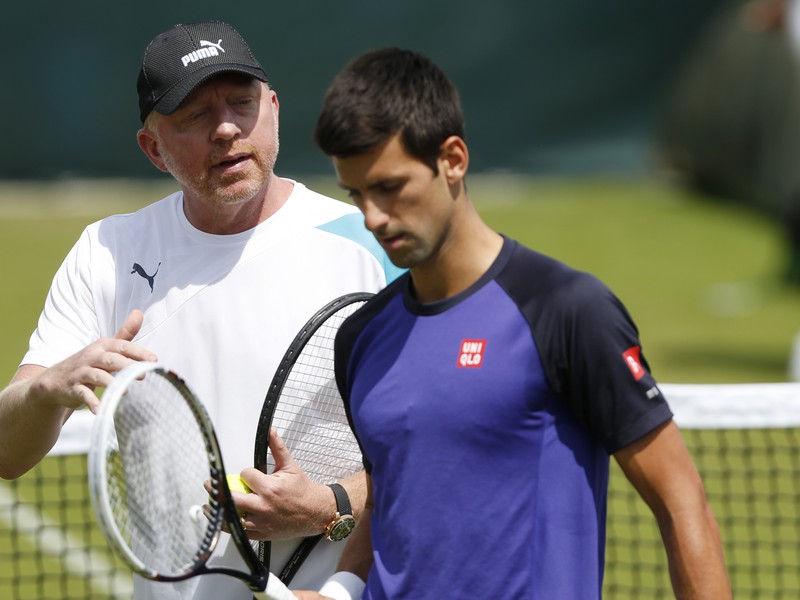 Novak Djokovič s trénerom Borisom Beckerom počas tréningu na tráve