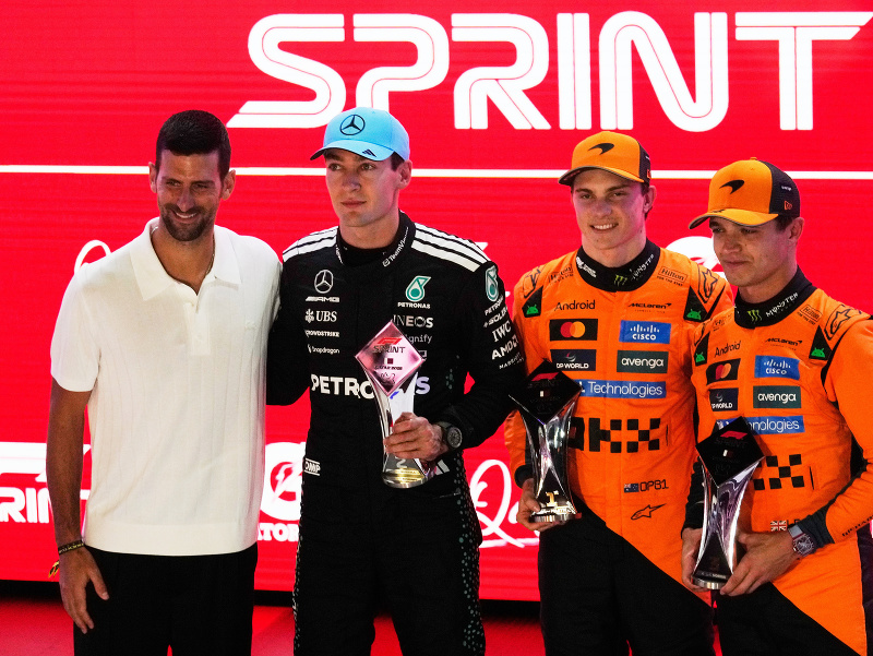 Austrálsky jazdec F1 Oscar Piastri (druhý vpravo) z tímu McLaren zvíťazil v šprinte pred Britom Georgeom Russellom (druhý vľavo) z Mercedesu pred Veľkou cenou Kataru v sobotu 29. novembra 2025 na okruhu Lusail v Katare. Tretie miesto obsadil Piastriho tím