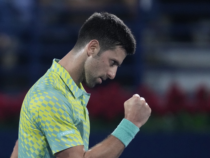 Srbský tenista Novak Djokovič sa teší po výhre nad Hubertom Hurkaczom vo štvrťfinále mužskej dvojhry na tenisovom turnaji ATP v Dubaji