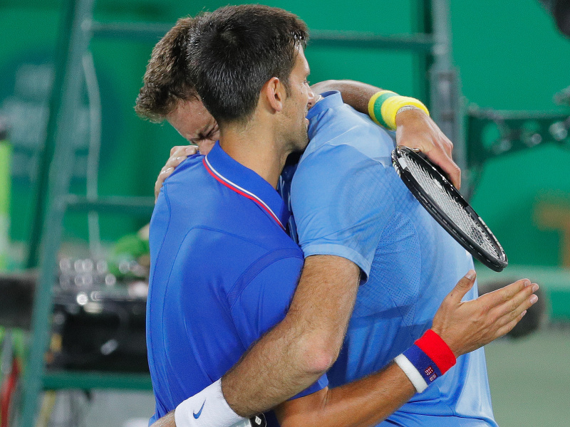 Juan Martin del Potro plače na ramenách Novaka Djokoviča po zápase na LOH 2016