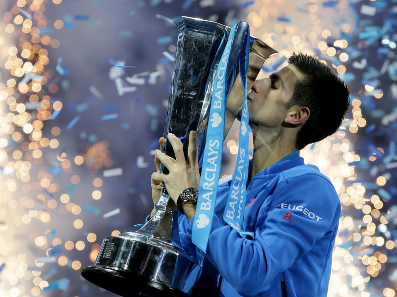 Novak Djokovič s trofejou pre víťaza
