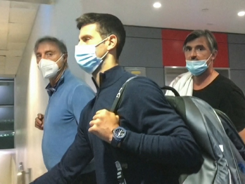 Srbský tenista Novak Djokovič opúšťa Melbourne