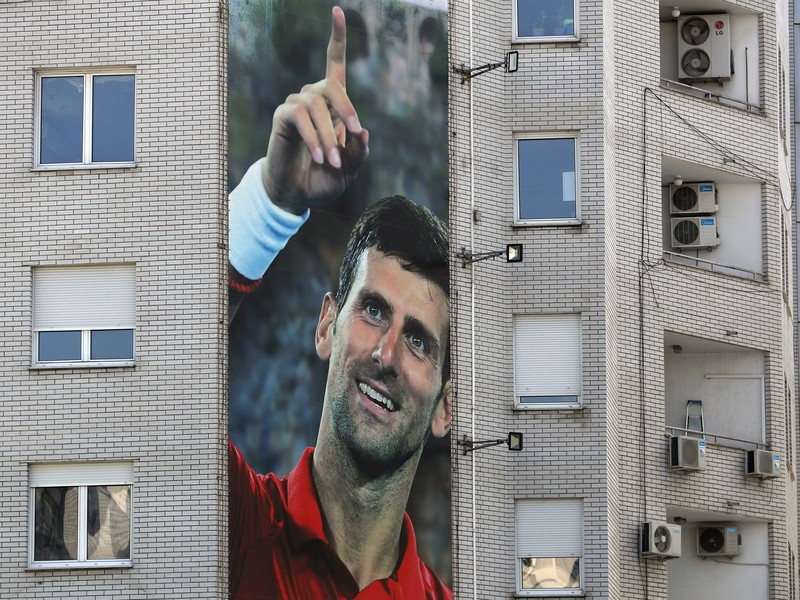 Na snímke obrovský plagát zobrazujúci srbského tenistu Novaka Djokoviča na budove 24. júna 2020 v Belehrade