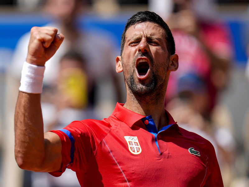 Srbský tenista Novak Djokovič sa teší z postupu do štvrťfinále olympijského turnaja