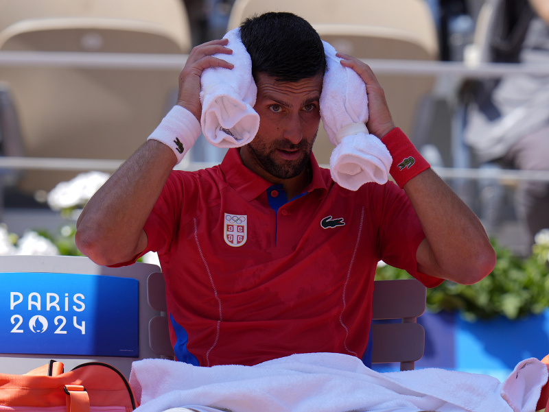 Novak Djokovič počas zápasu 2. kola olympijského turnaja v Paríži