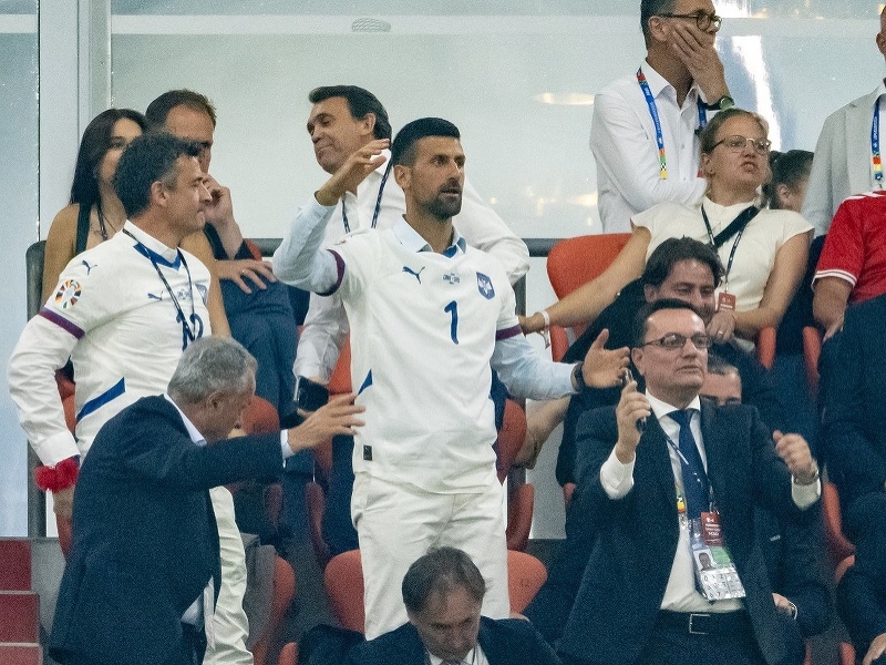 Novak Djokovič v hľadisku sleduje súboj Srbska s Dánskom