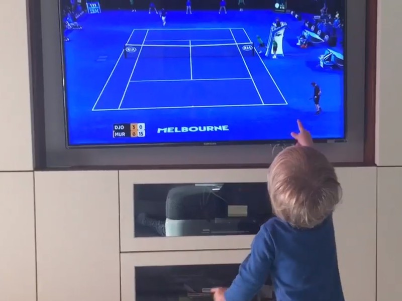 Djokoviča pri televízore podporoval aj synček Stefan
