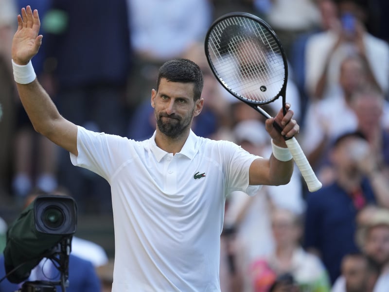 Srbský tenista Novak Djokovič oslavuje postup do semifinále
