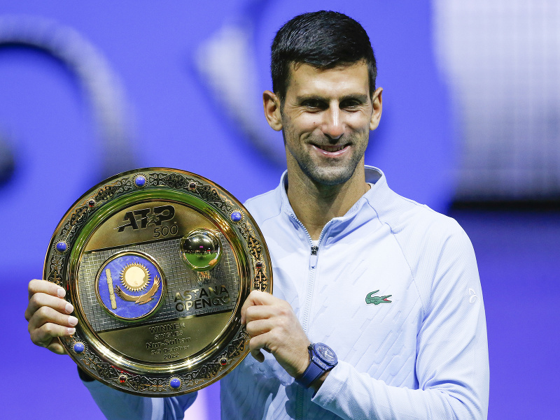 Novak Djokovič s víťaznou trofejou