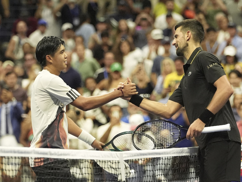 Srbský tenista Novak Djokovič a Američan Learner Tien