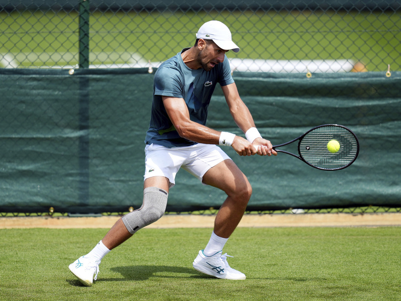 Srbský tenista Novak Djokovič počas tréningu pred štartom Wimbledonu 2024