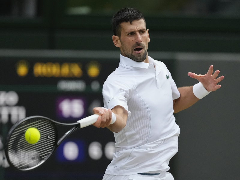 Novak Djokovič v súboji s Lorenzom Musettim