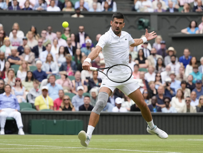 Novak Djokovič v súboji s Lorenzom Musettim