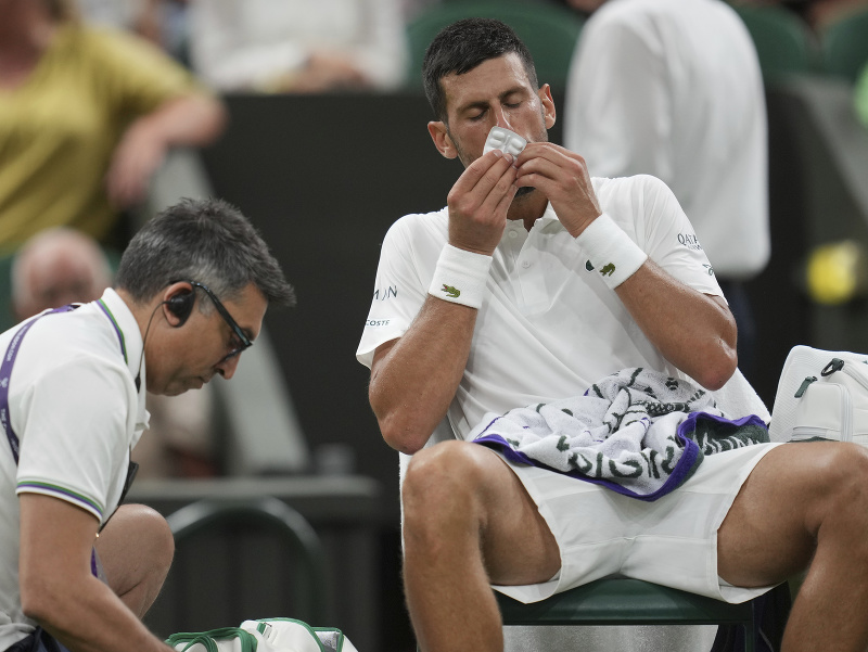 Srbský tenista Novak Djokovič v opatere lekárov