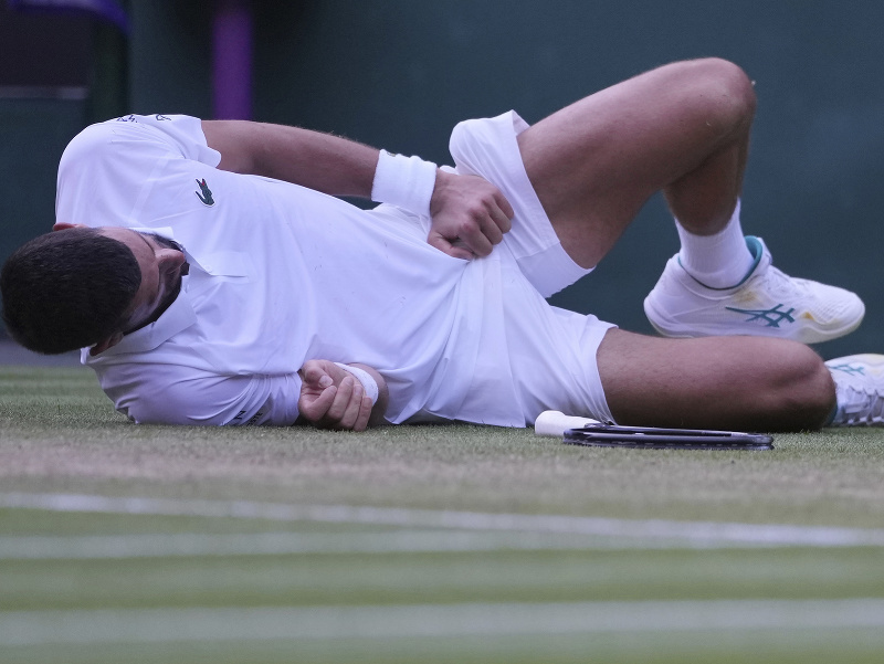Novak Djokovič v závere zápasu podkĺzol a natiahol si triesla