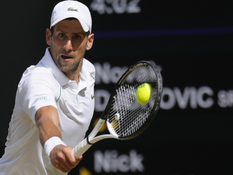 Novak Djokovič odvracia loptičku