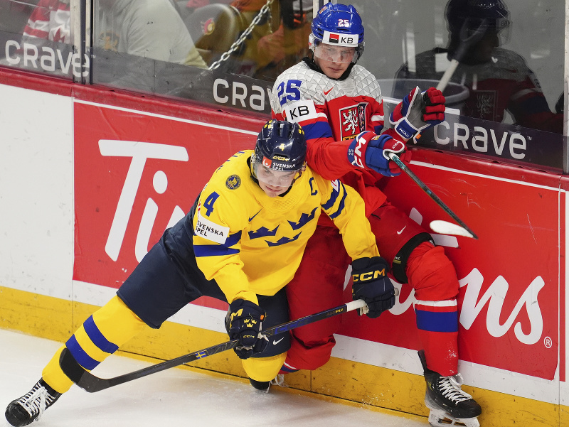 Axel Sandin Pellikka (4) a Jiří Felcman (25) v súboji pri mantineli