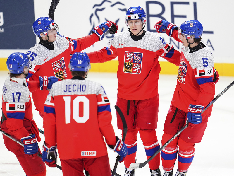 Jakub Štancl (21), Adam Jecho (10), Petr Sikora (17), Jiří Felcman (25) a Adam Jiříček (5) oslavujú gól Česka