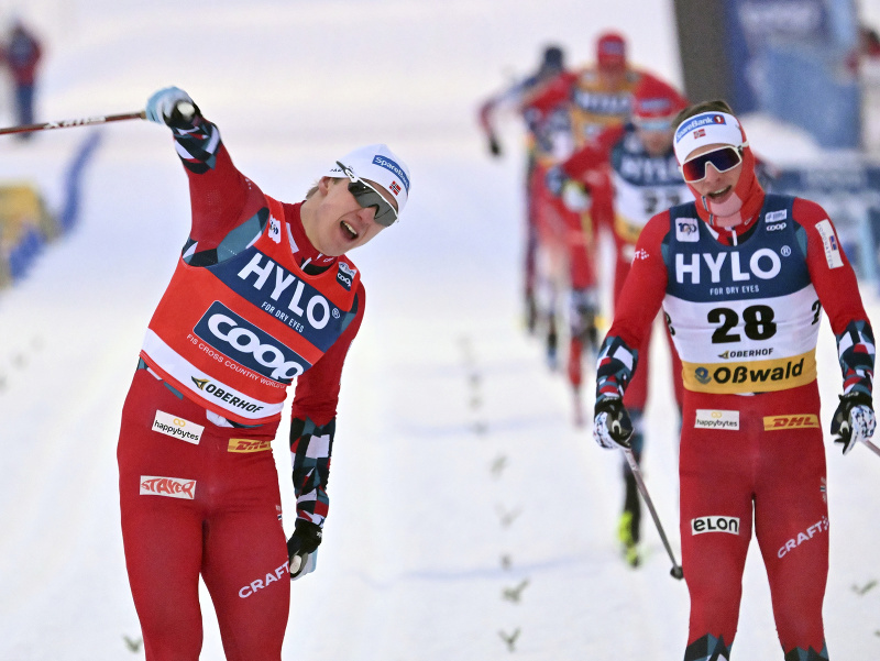 Erik Valnes a Ansgar Evensen v závere šprintu klasicky v Oberhofe