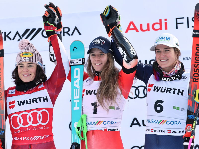 Zľava  Julia Scheibová, Camille Rastová a Paula Moltzanová