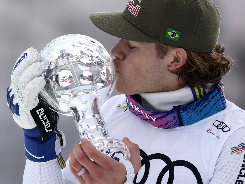 Brazílsky lyžiar Lucas Pinheiro Braathen získal vo Svetovom pohári prvýkrát malý glóbus za obrovský slalom.