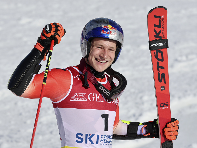 Švajčiarsky lyžiar Marco Odermatt sa teší v cieli 2. kola obrovského slalomu mužov na MS v alpskom lyžovaní vo francúzskom stredisku Courchevel-Méribel 
