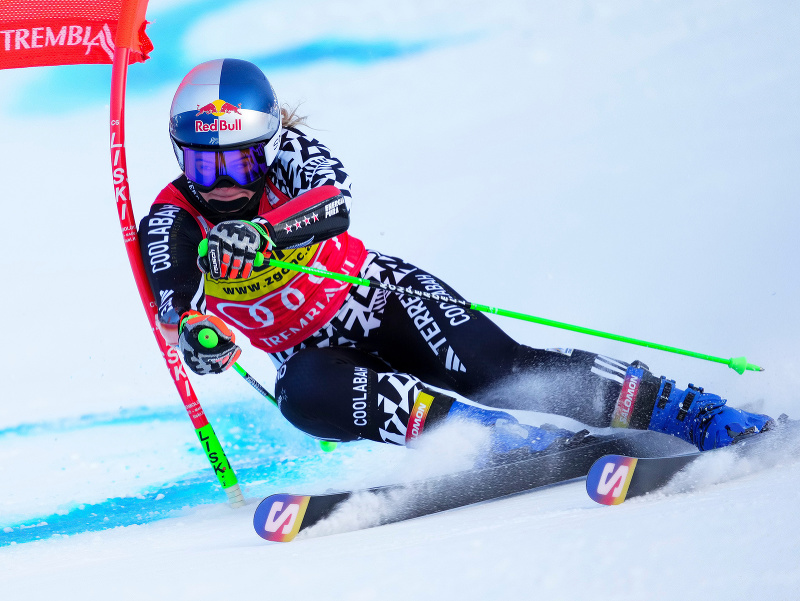 Novozélandská lyžiarka Alice Robinsonová počas pretekov 1. kola obrovského slalomu Svetového pohára v alpskom lyžovaní v kanadskom lyžiarskom stredisku Mont Tremblant