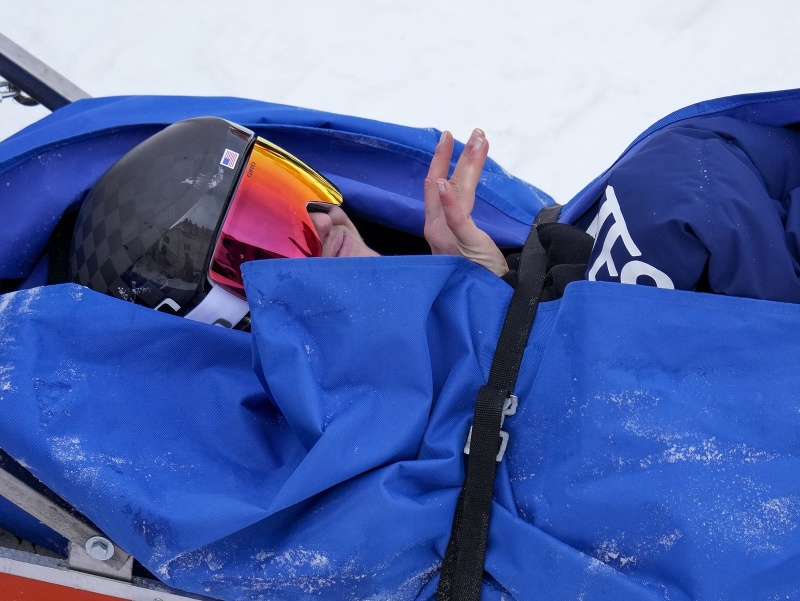 Americká lyžiarka Nina O'Brienová máva z nosidiel po páde v 2. kole obrovského slalomu na ZOH v Pekingu