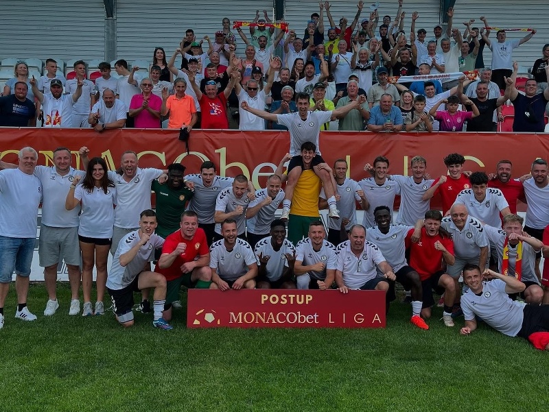 Hráči OFK Baník Lehota pod Vtáčnikom oslavujú postup